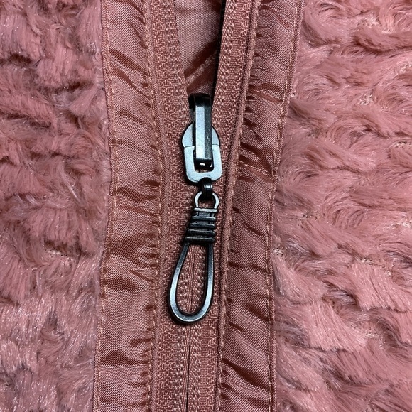 D&Co denim and company Reversible quilted/fuzzy vest women’s Large - Picture 6 of 8